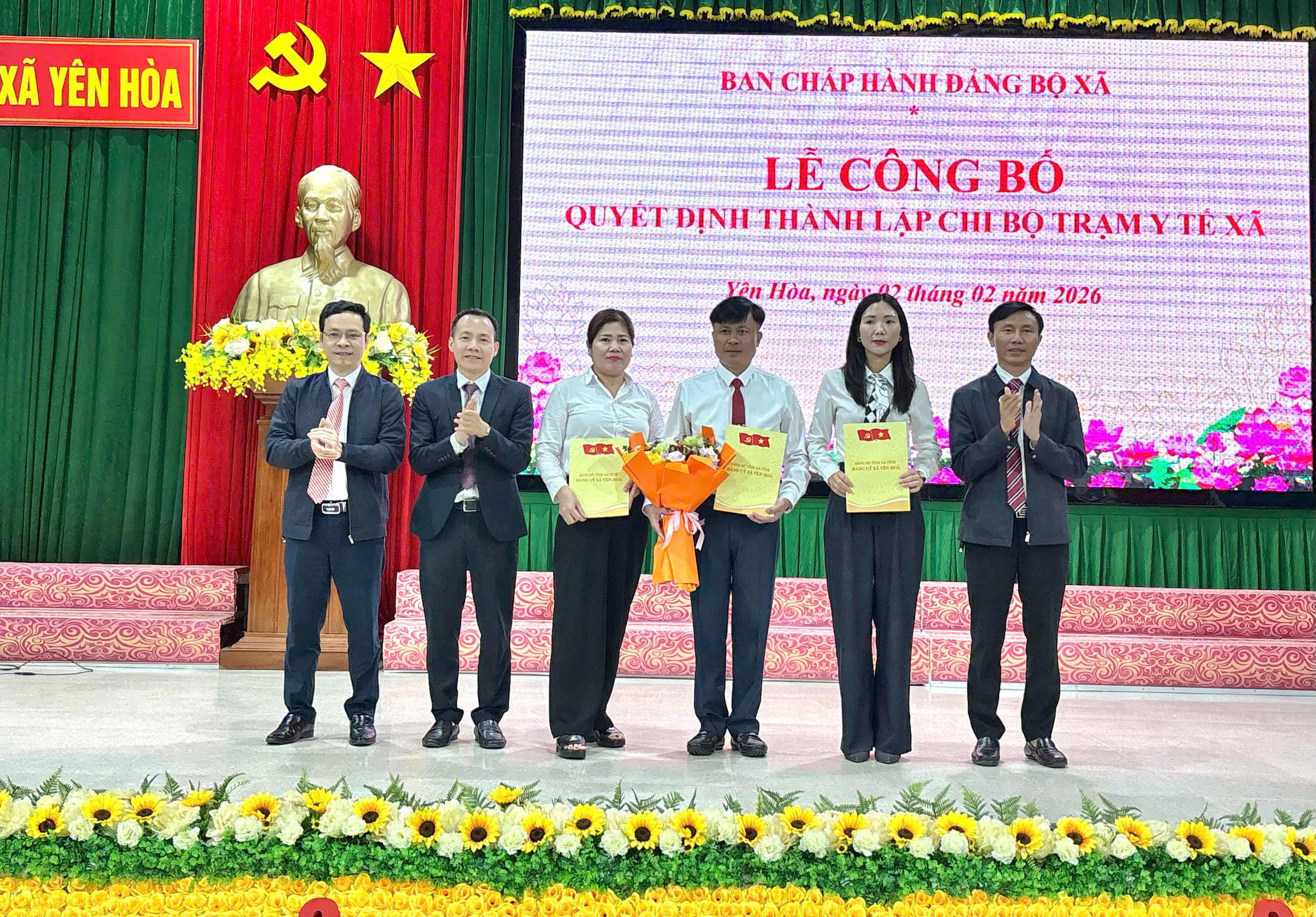 BCH xã Yên Hòa công bố quyết định thành lập Chi bộ Trạm Y tế xã