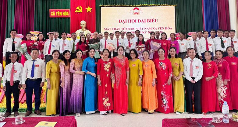 A group of people posing for a photo

AI-generated content may be incorrect.