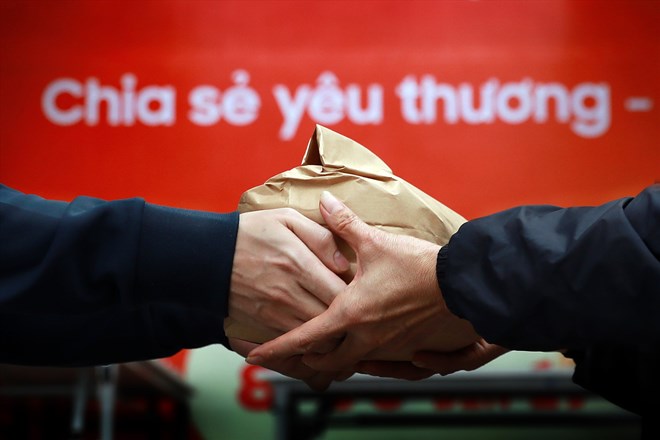 Yên Hoà: Lan toả tinh thần "lá lành đùm lá rách", hỗ trợ gần 1.000 suất ăn cho đồng bào vùng lũ Cẩm Duệ