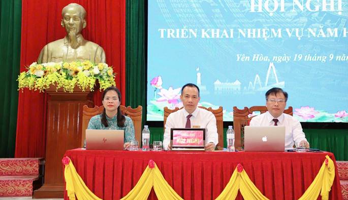 A group of people sitting at a table with laptops

AI-generated content may be incorrect.