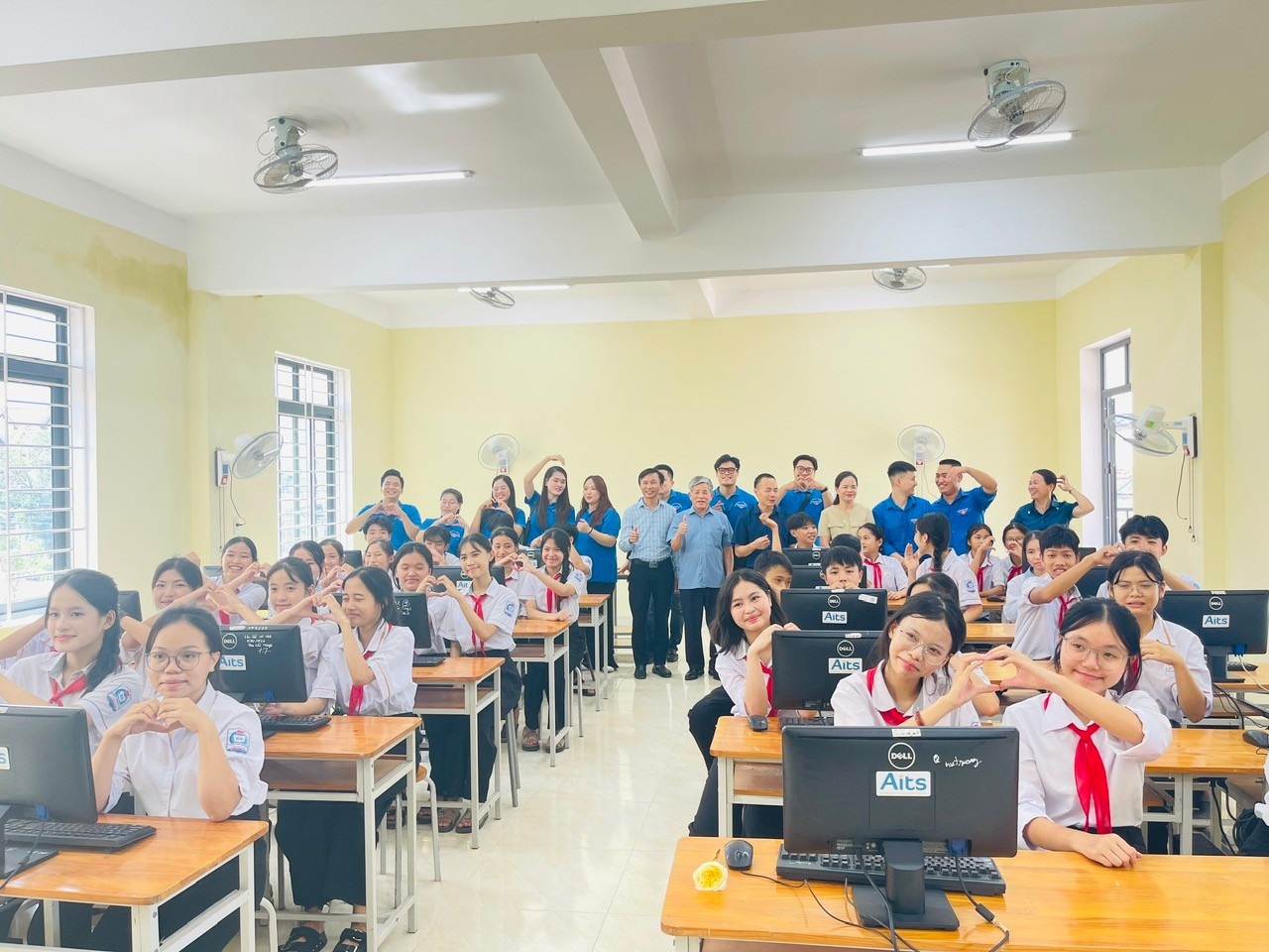 Tiếp nhận trang thiết bị dạy học từ Hội Đồng hương xã Yên Hòa tại Hà Nội và Tập đoàn Vietnam Airline