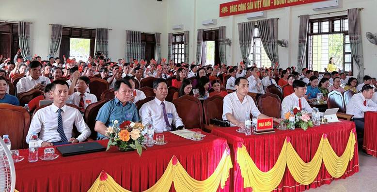 A group of people sitting at tables in a room

AI-generated content may be incorrect.