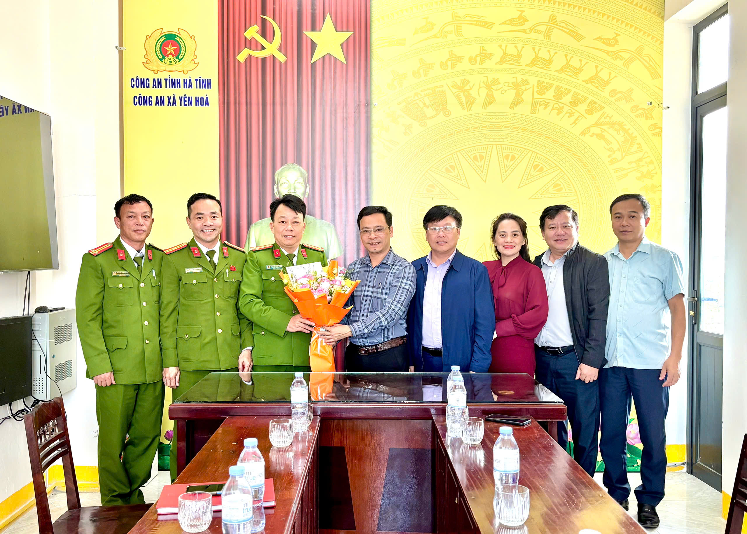 Lãnh đạo xã Yên Hòa chúc mừng công an xã về thành tích xuất sắc trong đấu tranh và phòng, chống tội phạm trên địa bàn