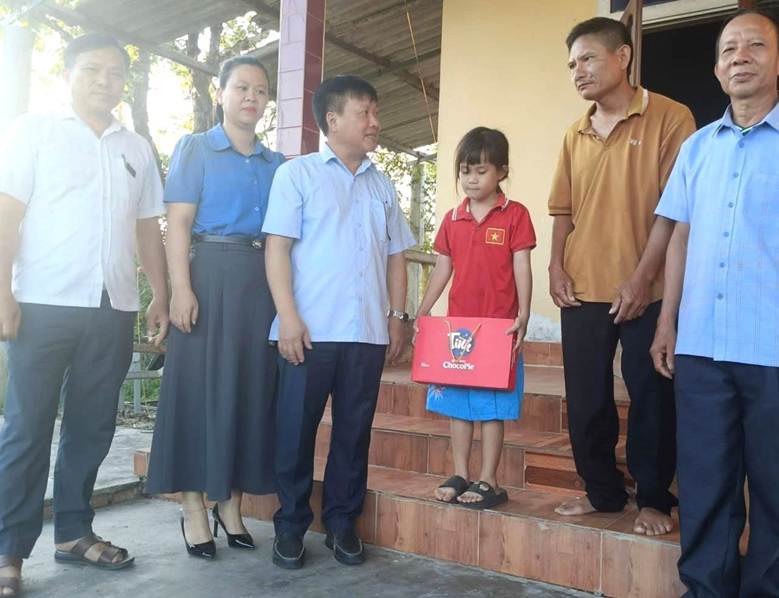 Có thể là hình ảnh về 6 người