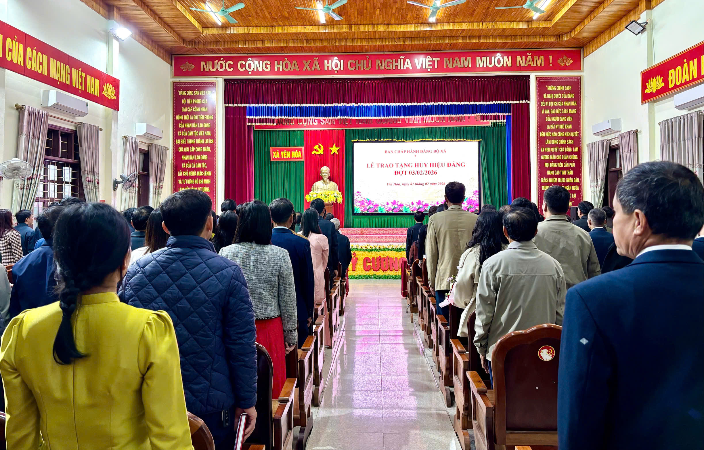 Đảng bộ xã Yên Hoà trao tặng Huy hiệu Đảng đợt 03/2/2026 và thông tin về kết quả Đại hội đại biểu toàn quốc lần thứ XIV của Đảng