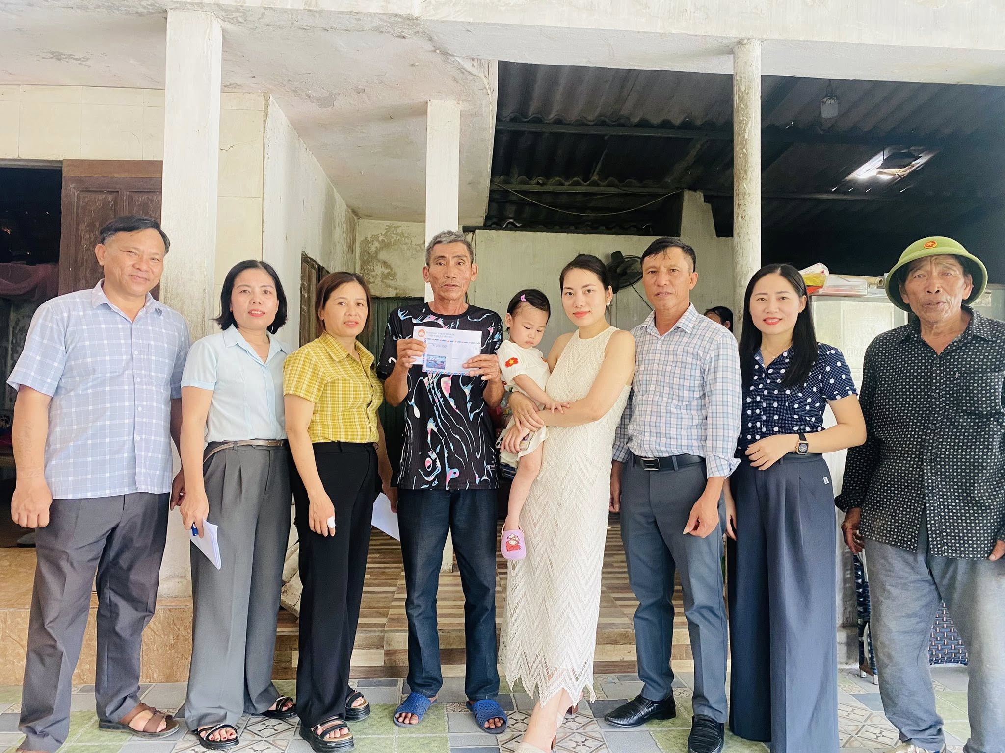 Tình Người Vượt Qua Bão Lũ: Kết Nối Yêu Thương, Sẻ Chia Cùng Người Dân Khó Khăn