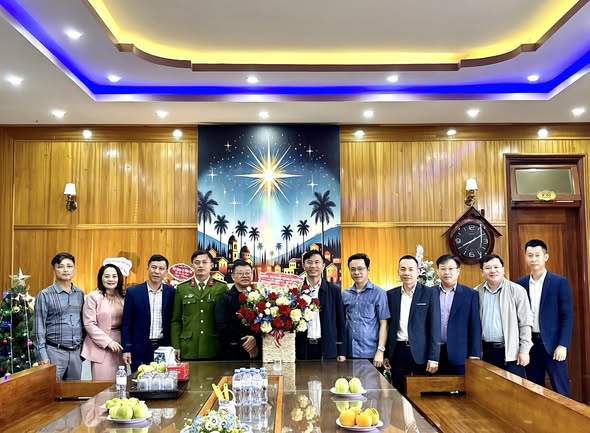 Lãnh đạo xã Yên Hòa tặng hoa chúc mừng Lễ Giáng sinh năm 2025