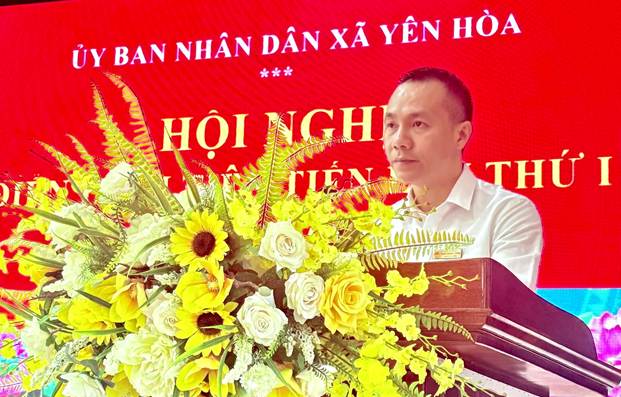 A person standing at a podium with flowers

AI-generated content may be incorrect.