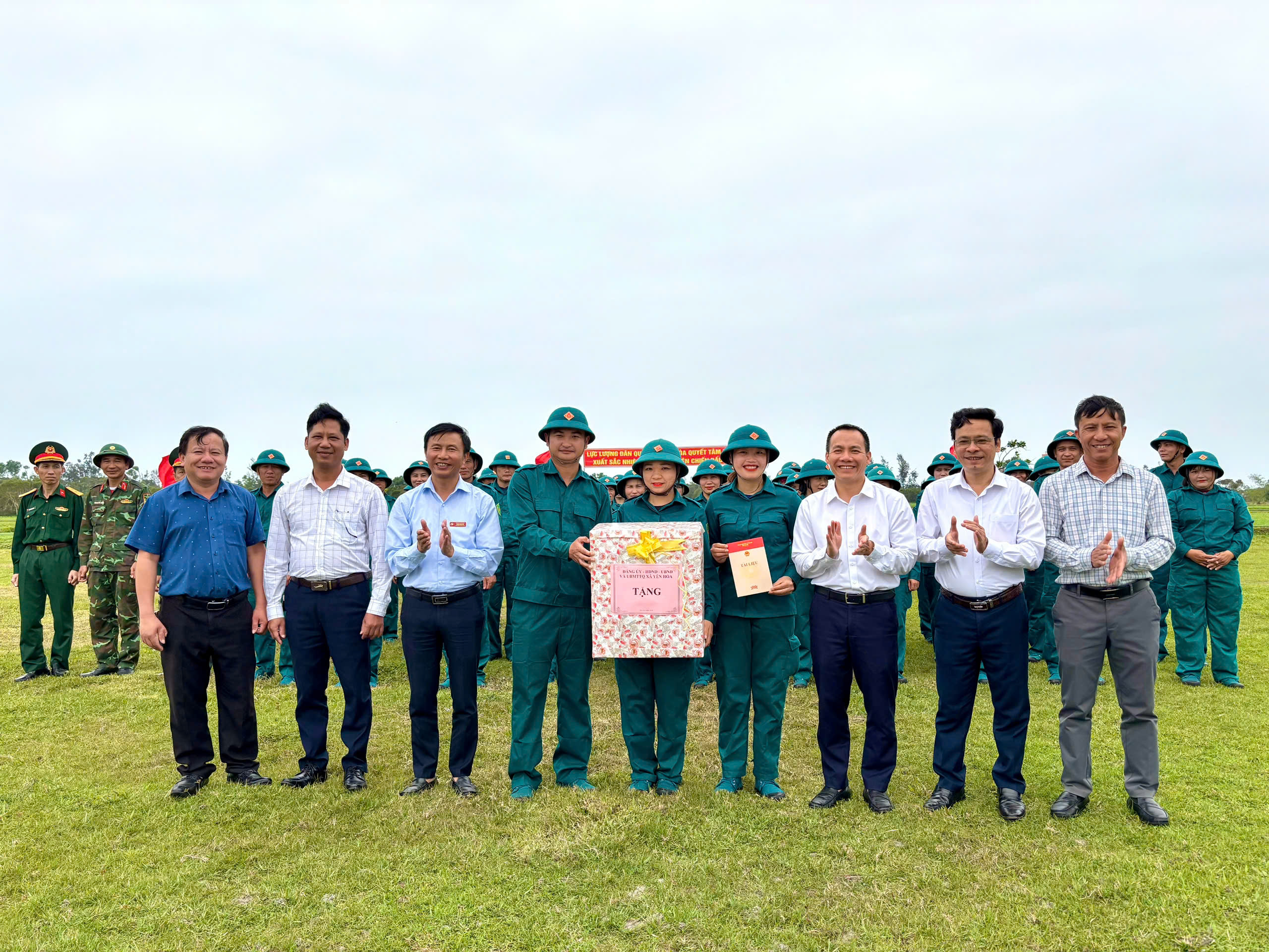 Lãnh đạo xã Yên Hòa thăm và tặng quà động viên lực lượng dân quân tham gia huấn luyện chiến đấu