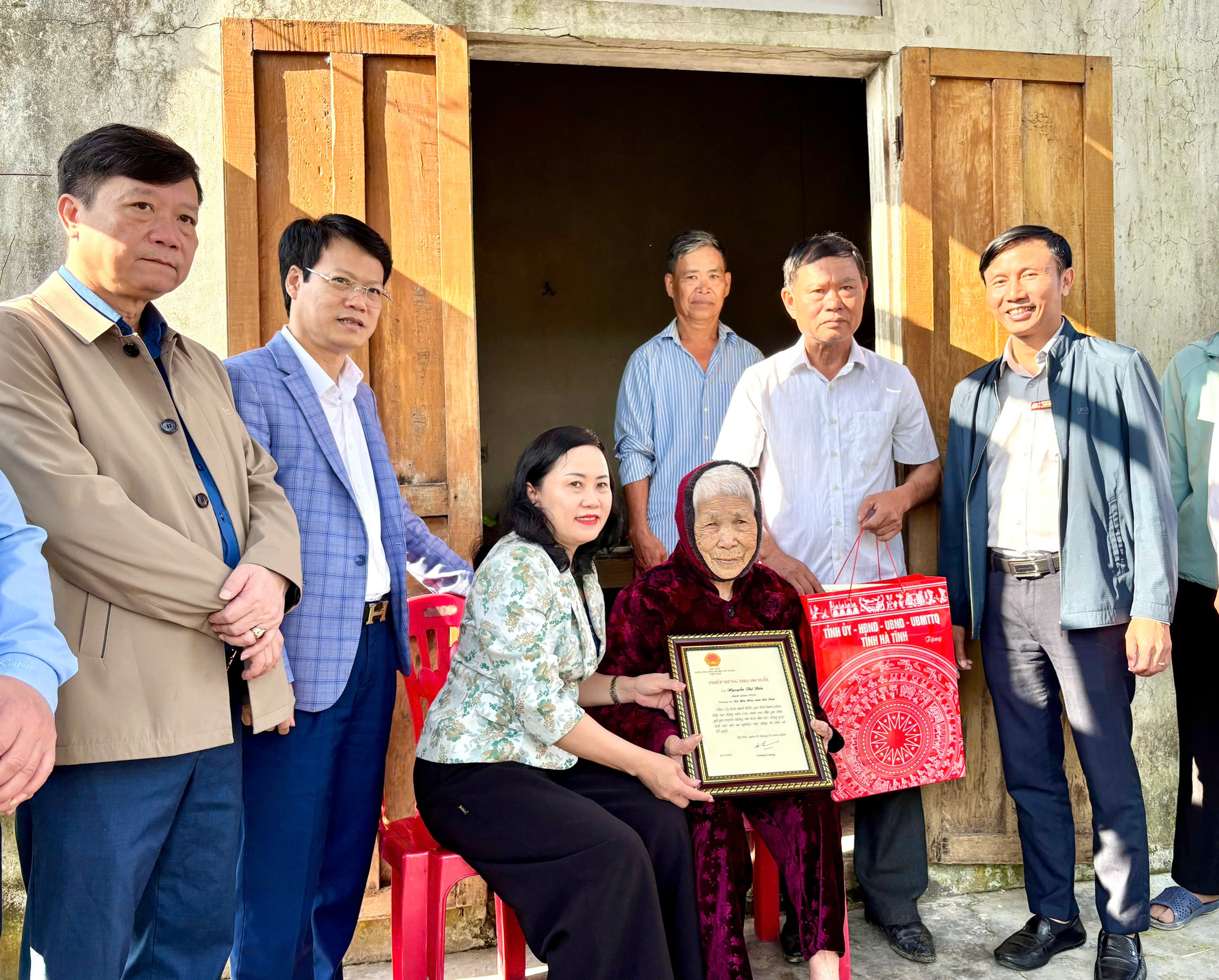 Trưởng Ban Tổ chức Tỉnh uỷ Hà Tĩnh Trương Thanh Huyền thăm hỏi, tặng quà các gia đình trên địa bàn xã Yên Hoà