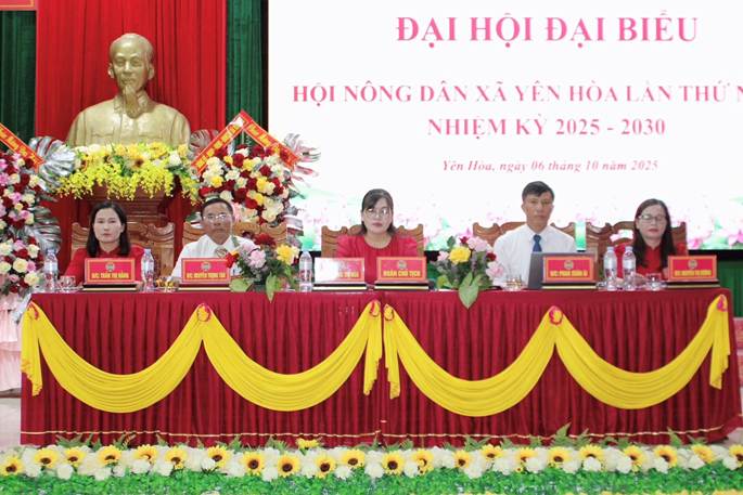 Có thể là hình ảnh về 5 người, đền thờ và văn bản