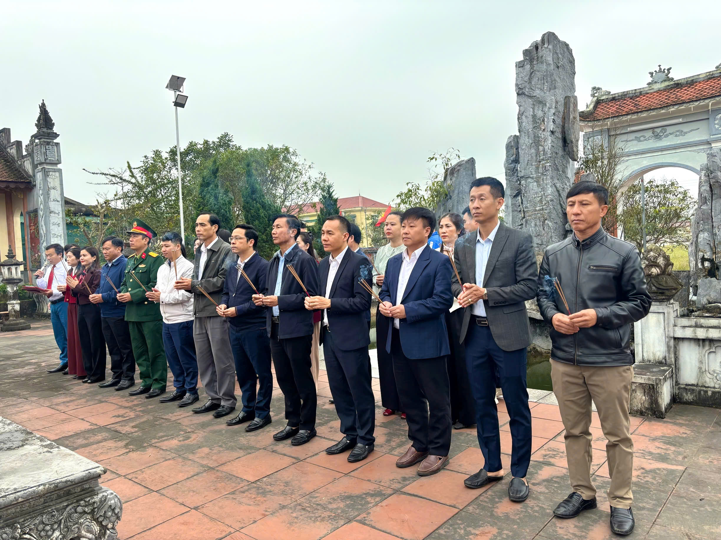 Xã Yên Hoà trang trọng dâng hương tưởng niệm anh hùng liệt sỹ tại các Đài tượng niệm xã