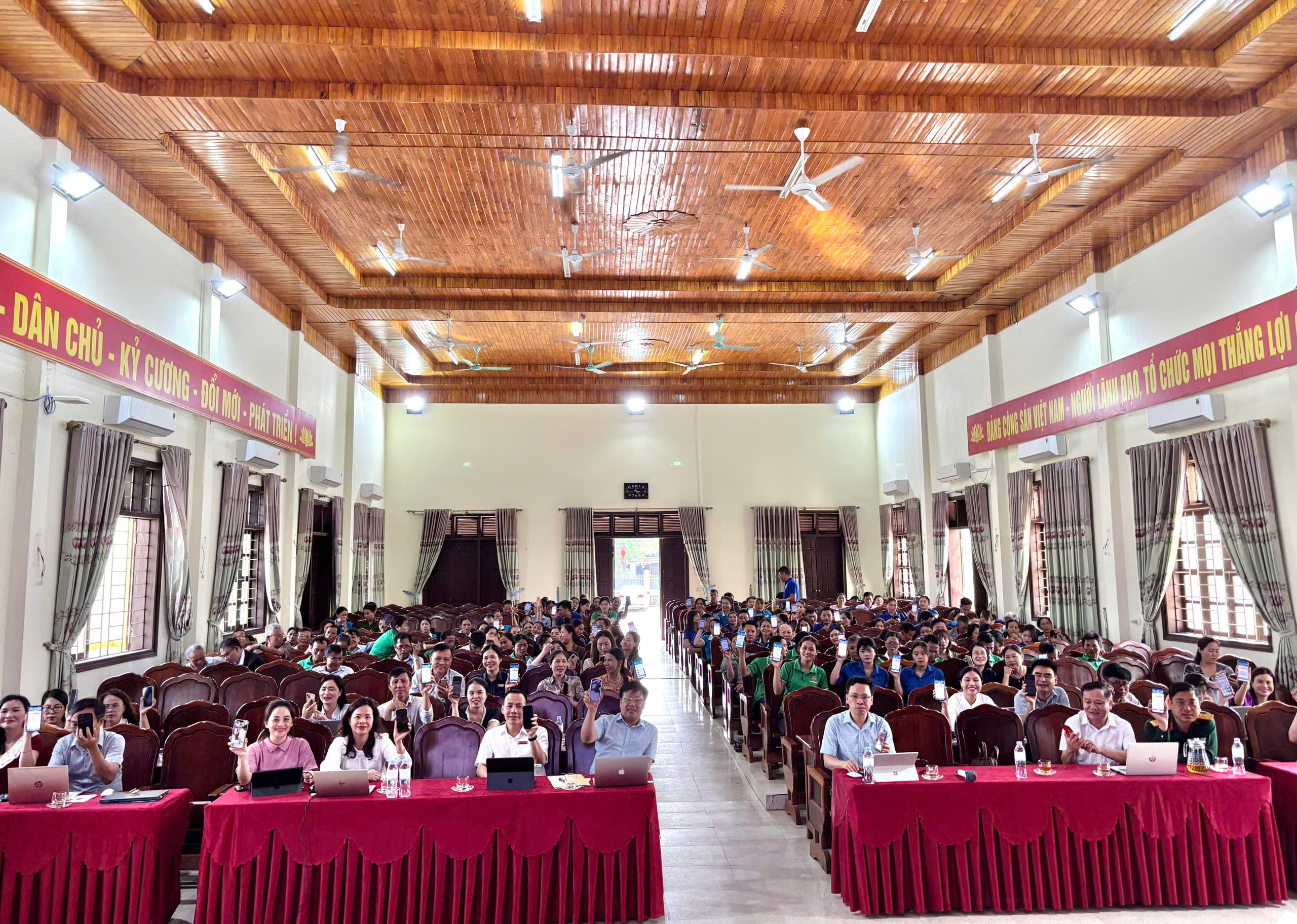 XÃ YÊN HOÀ TỔ CHỨC LỄ PHÁT ĐỘNG HỖ TRỢ CÀI ĐẶT VÀ SỬ DỤNG ỨNG DỤNG CÔNG DÂN SỐ TÍCH HỢP NỀN TẢNG PHẢN ÁNH HIỆN TRƯỜNG I-HATINH