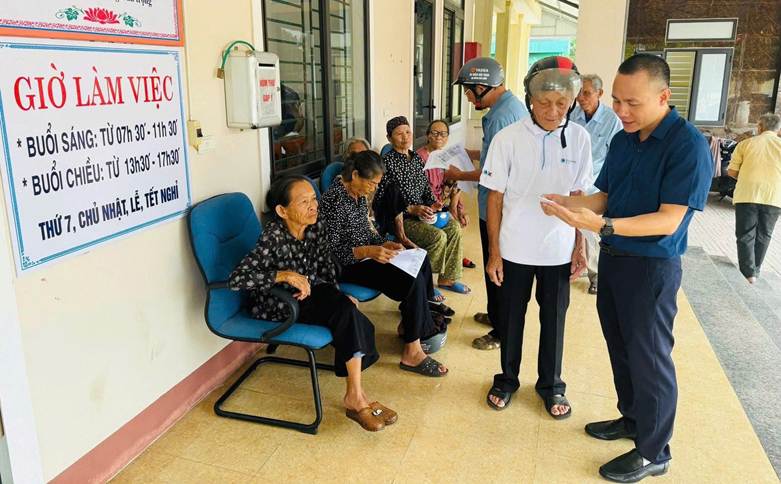A group of people standing in a hallway

AI-generated content may be incorrect.