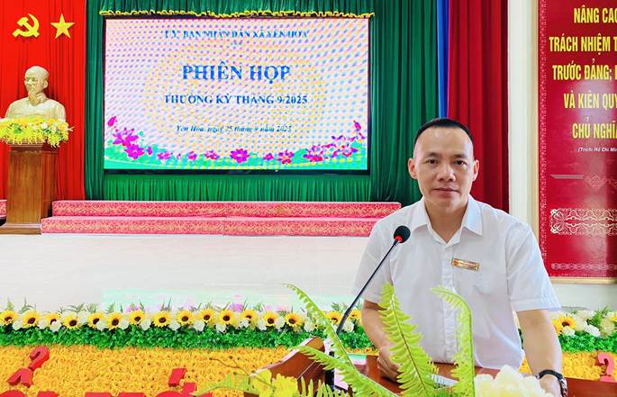 A person standing at a podium

AI-generated content may be incorrect.