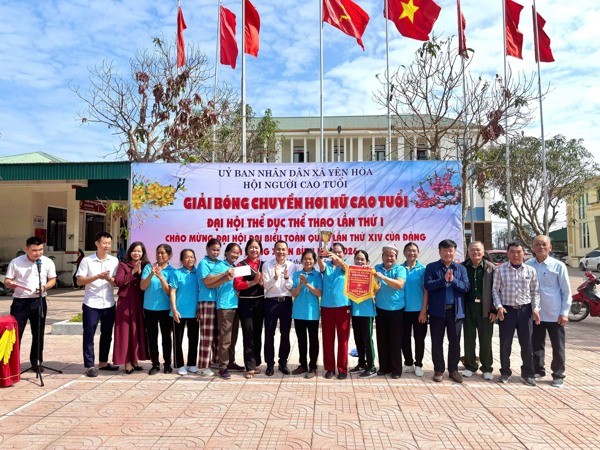 Xã Yên Hòa tổ chức thành công giải bóng chuyền hơi nữ cao tuổi