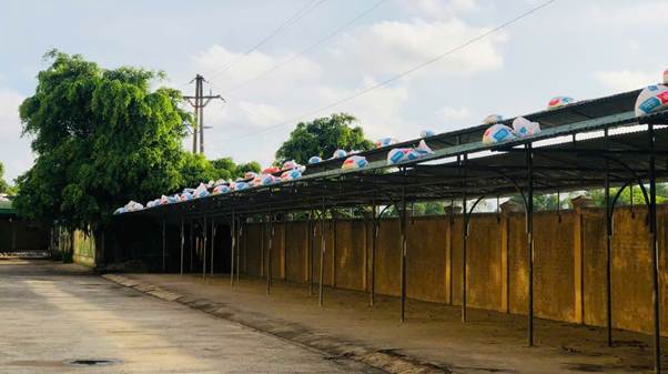 A covered area with a roof

AI-generated content may be incorrect.