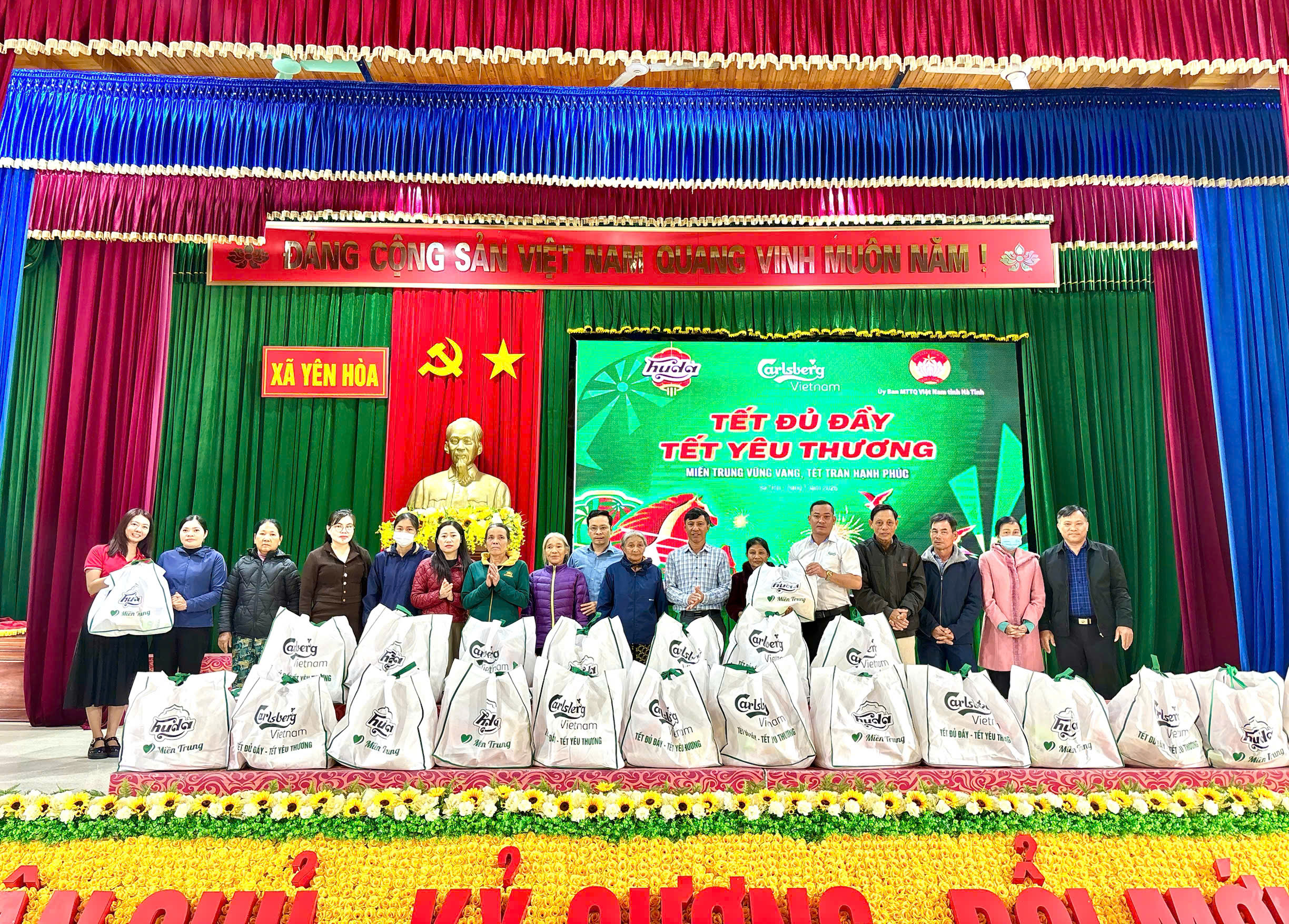 TỔNG CÔNG TY BIA CARLSBERG - HUDA TRAO 50 SUẤT QUÀ TẾT TẠI XÃ YÊN HÒA