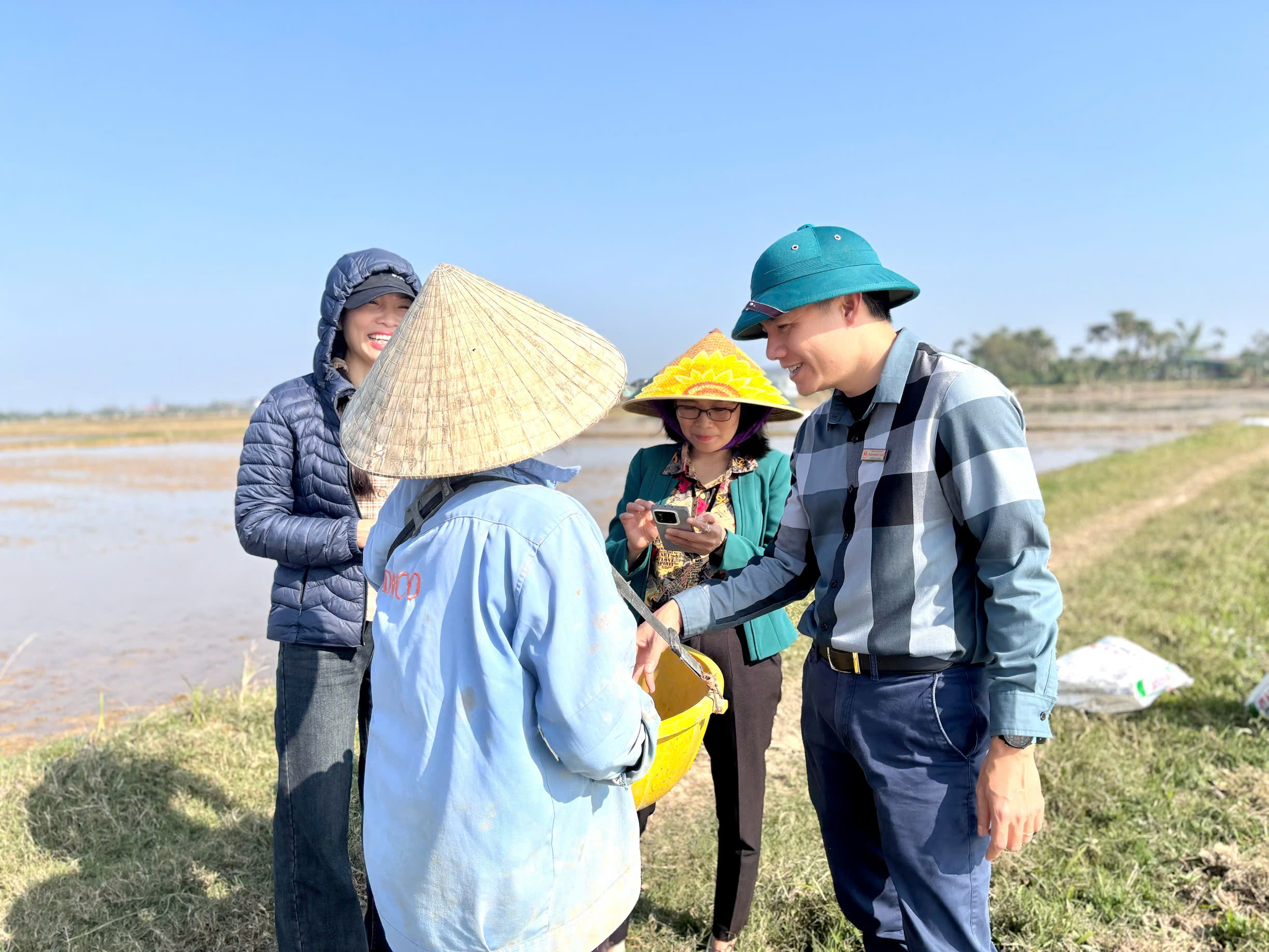 Đồng chí Chủ tịch UBND xã Yên Hòa kiểm tra tiến độ sản xuất lúa vụ Xuân trên địa bàn