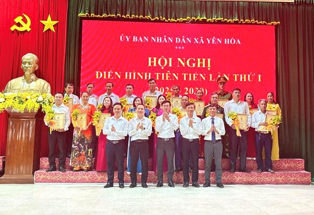 A group of people standing on a stage

AI-generated content may be incorrect.