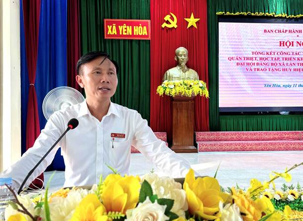 A person standing behind a microphone

AI-generated content may be incorrect.