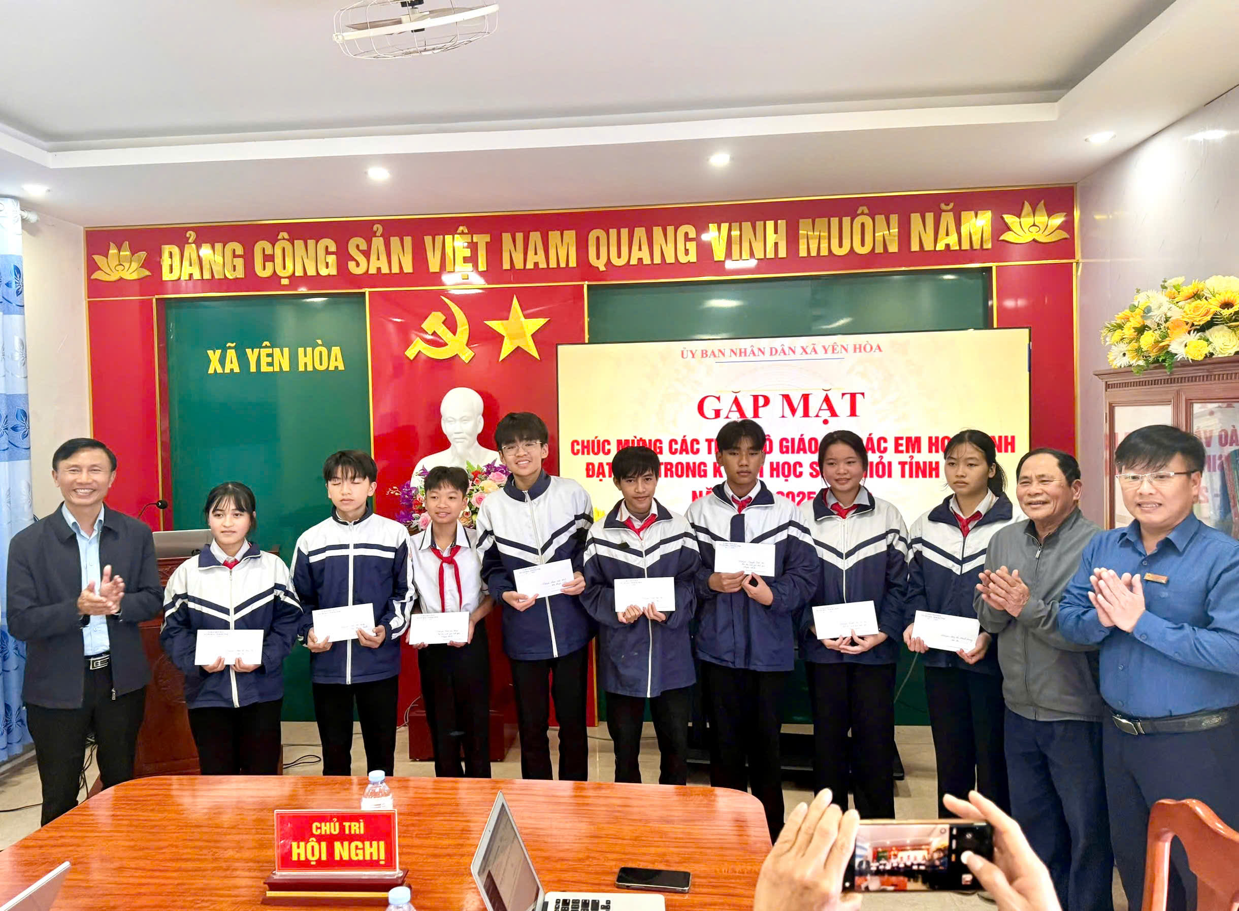 Xã Yên Hoà gặp mặt chúc mừng giáo viên bồi dưỡng và học sinh đạt giải kỳ thi học sinh giỏi tỉnh lớp 9