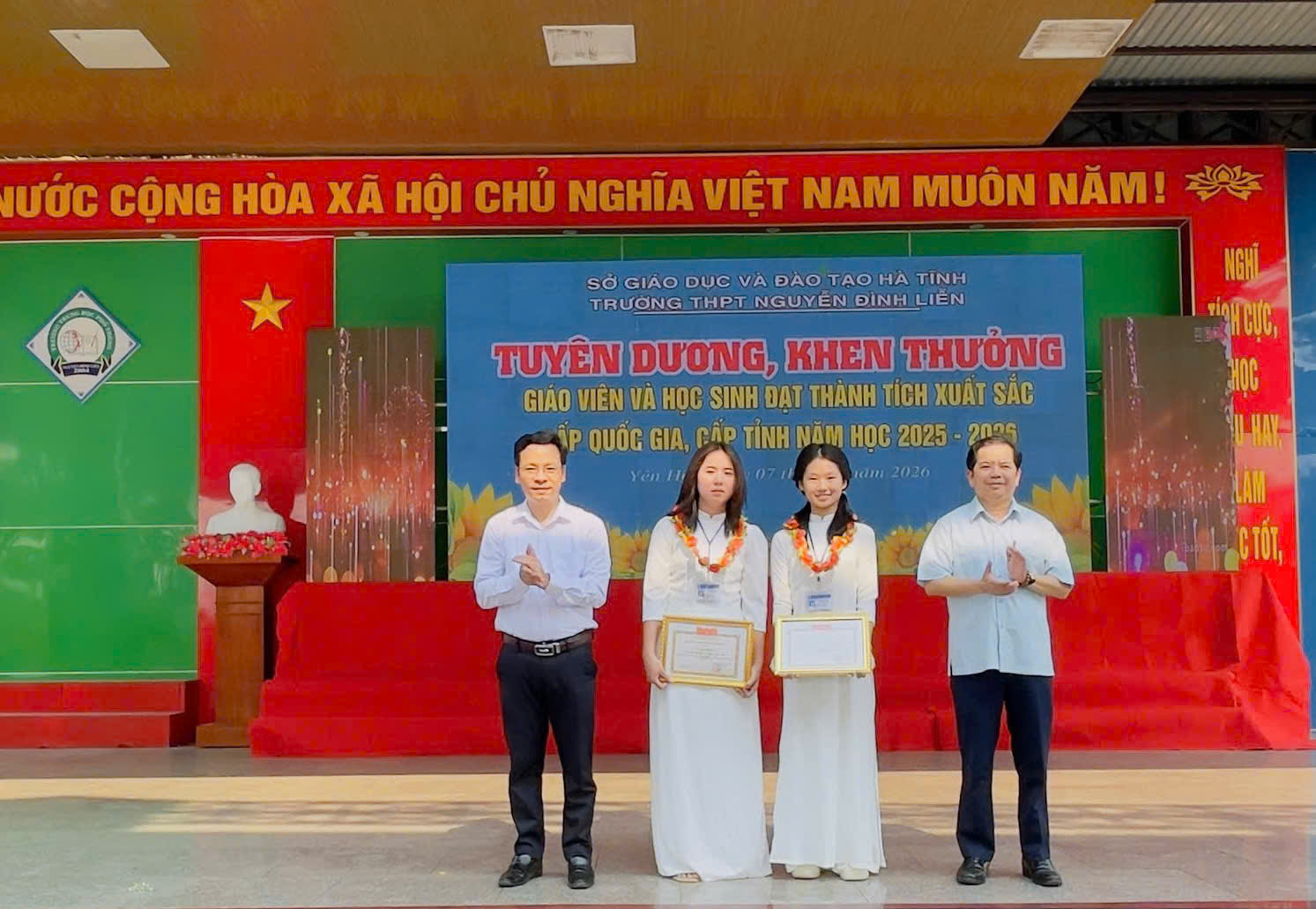 Trường THPT Nguyễn Đình Liễn tuyên dương khen thưởng giáo viên và học sinh đạt thành tích xuất sắc trong kỳ thi học sinh giỏi cấp quốc gia, cấp tỉnh năm học 2025 – 2026