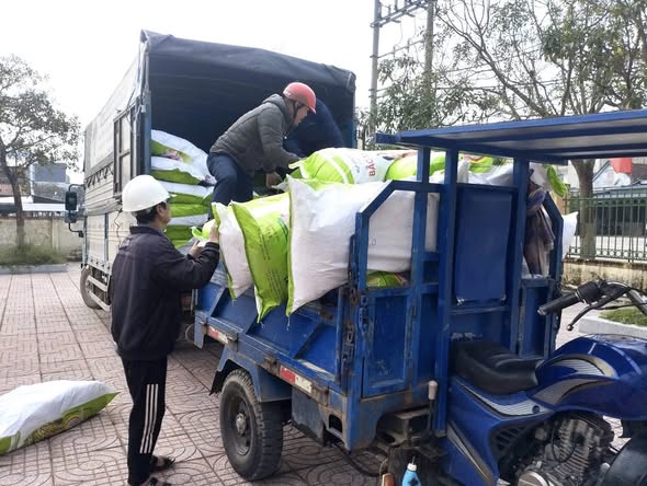 UBND xã Yên Hòa cung ứng giống lúa chất lượng phục vụ sản xuất vụ Xuân 2026