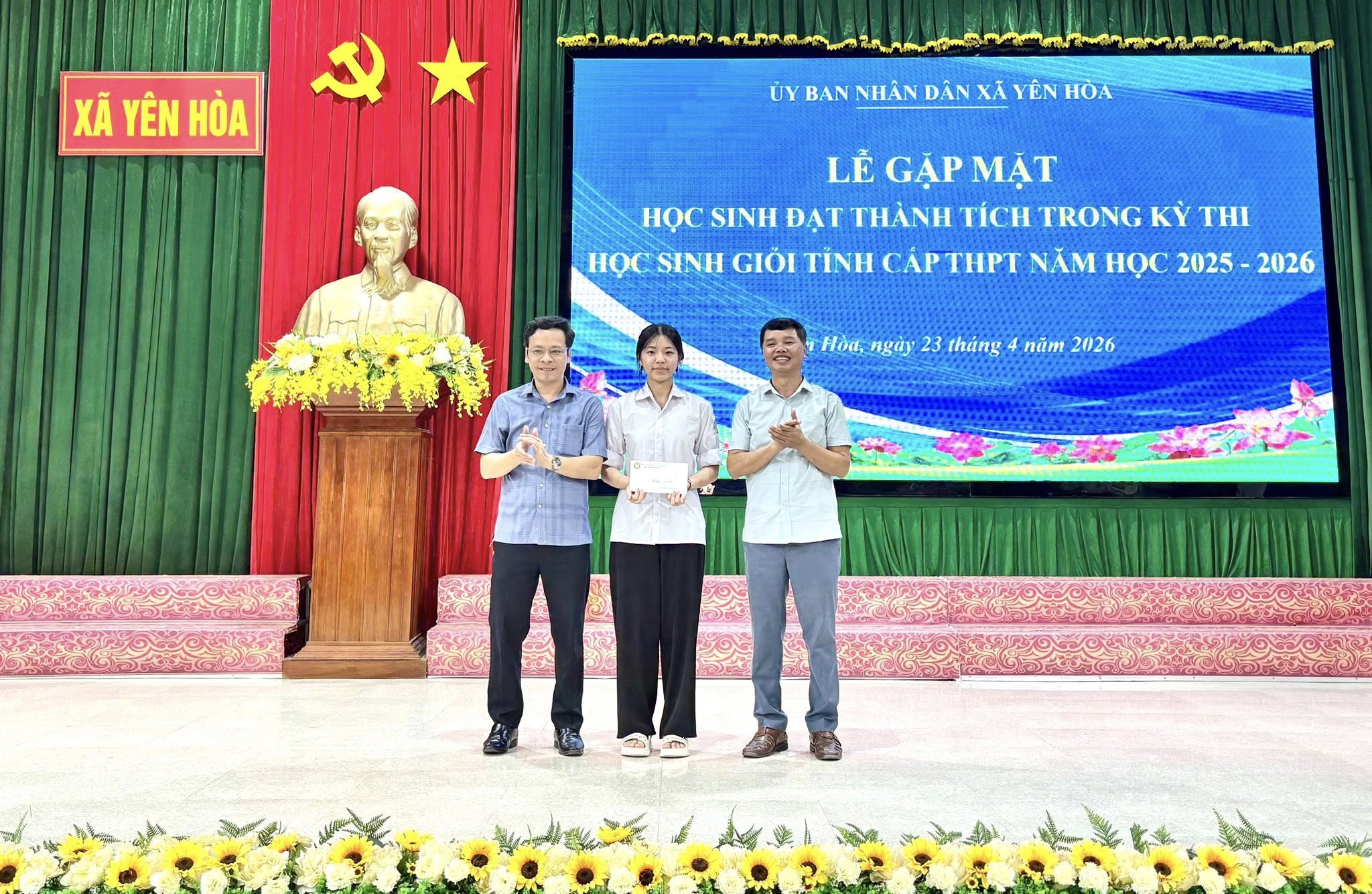 Xã Yên Hòa gặp mặt, tuyên dương học sinh đạt giải kỳ thi học sinh giỏi THPT cấp tỉnh năm học 2025 - 2026