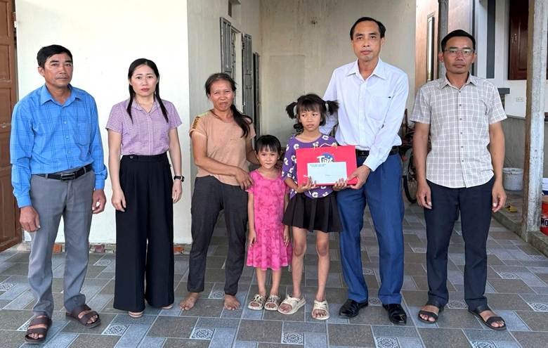 Có thể là hình ảnh về 7 người và văn bản