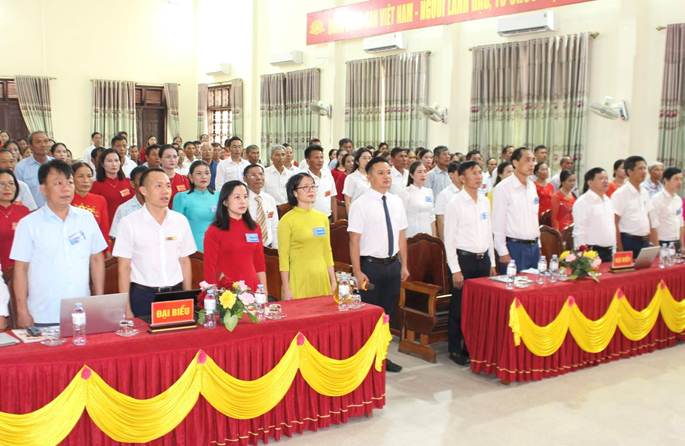 Có thể là hình ảnh về 4 người và văn bản