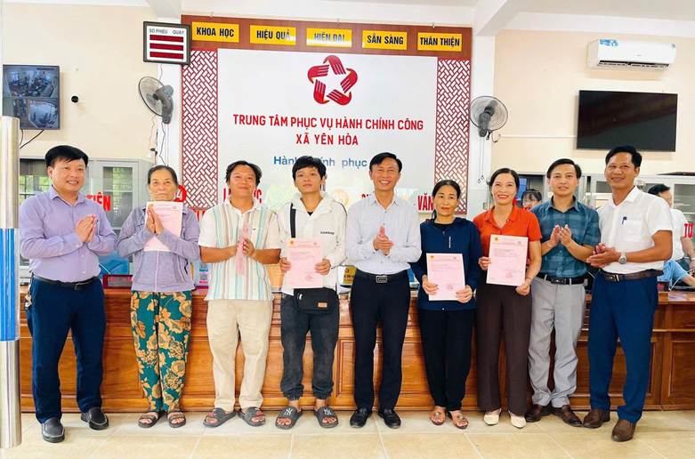 A group of people holding signs

AI-generated content may be incorrect.