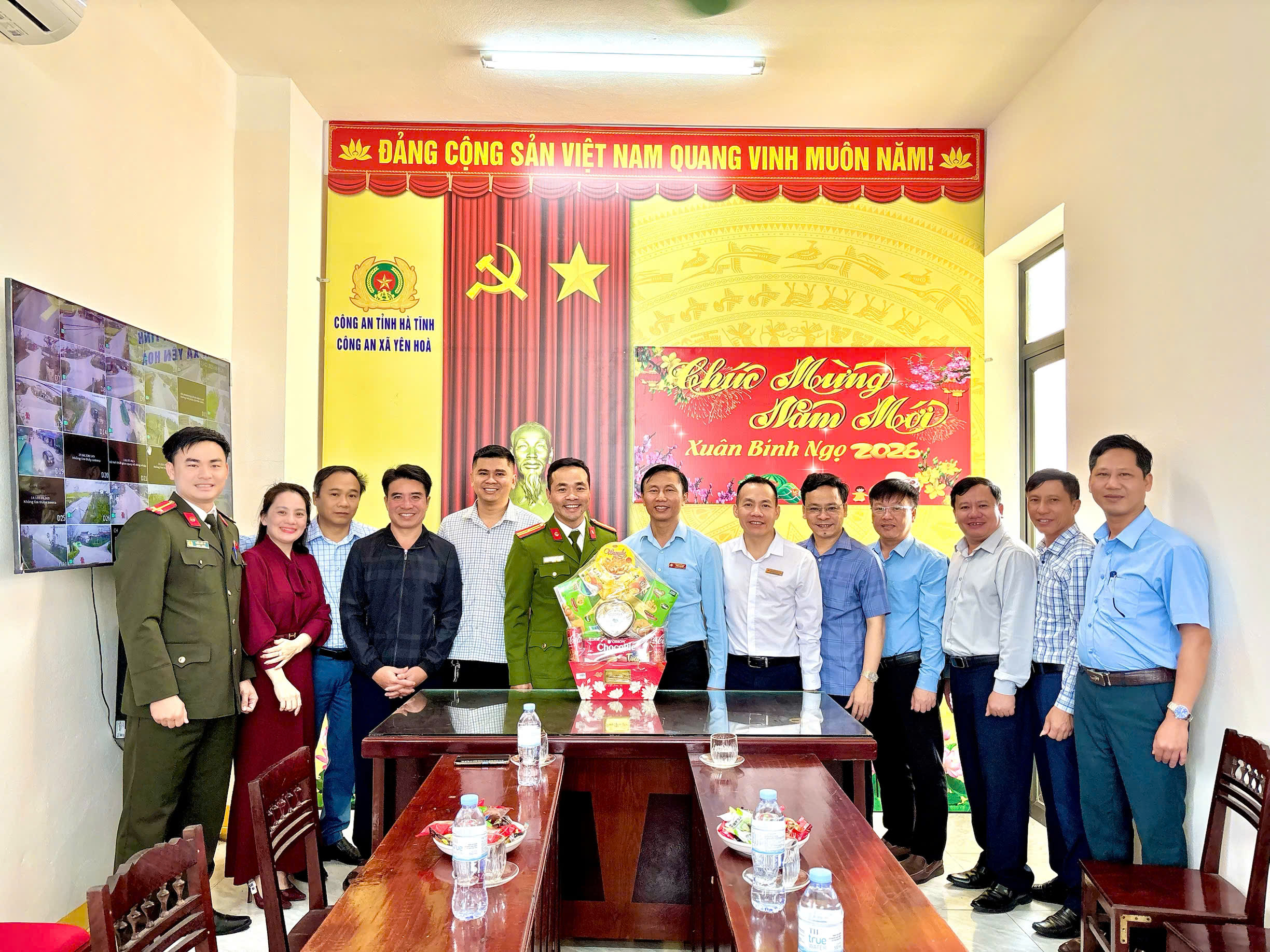 Lãnh đạo xã Yên Hòa thăm và tặng quà các đơn vị đặc thù thực hiện nhiệm vụ trực Tết trên địa bàn xã