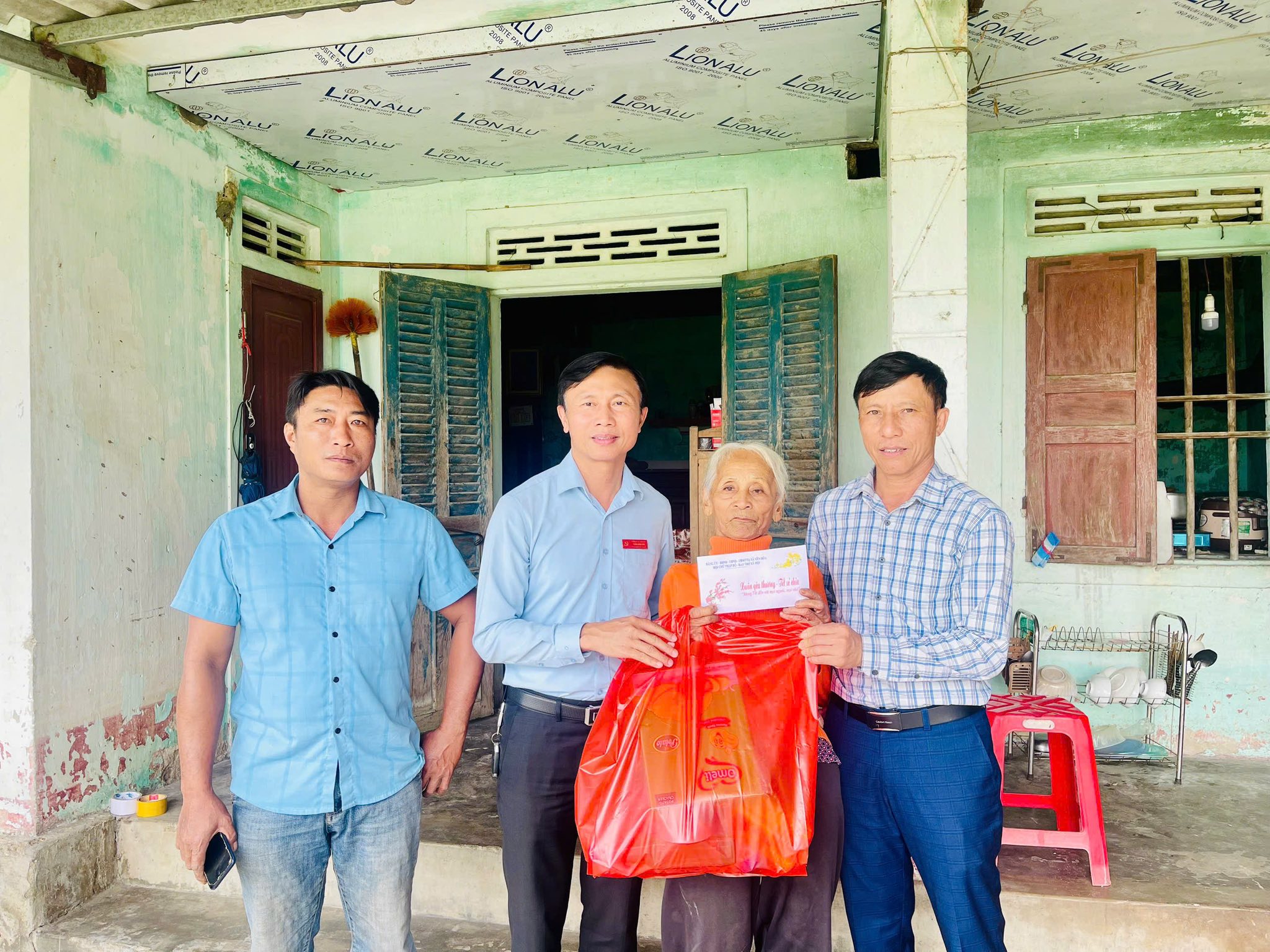 Lãnh đạo xã Yên Hoà thăm, tặng quà tết cho các gia đình có hoàn cảnh trên địa bàn xã