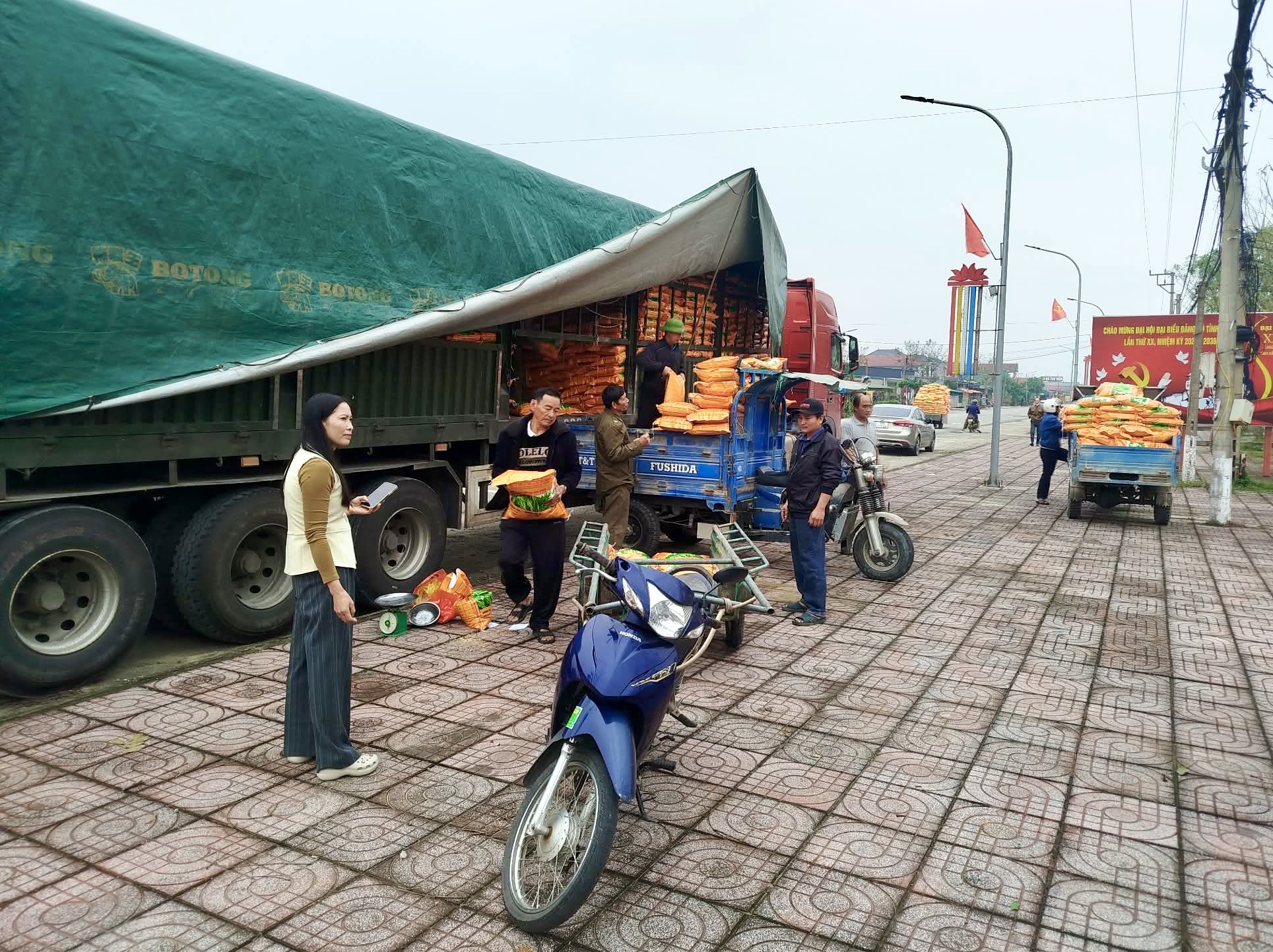 Xã Yên Hòa tiếp nhận và phân bổ giống lúa từ nguồn dự trữ quốc gia