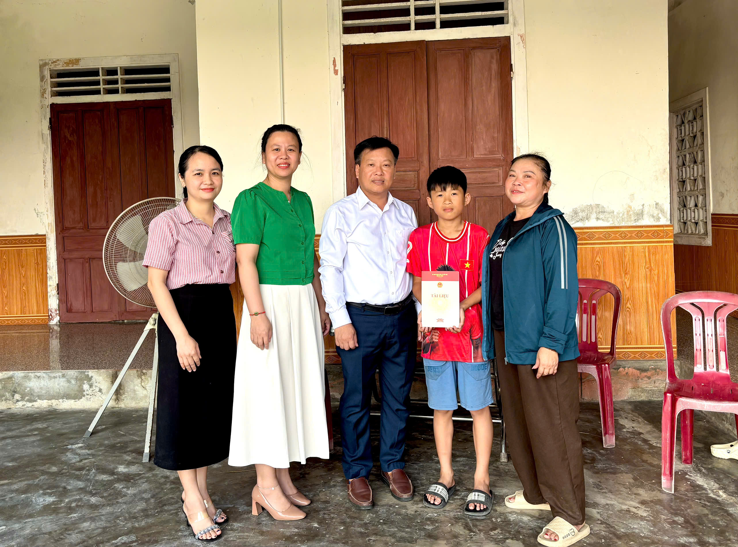 UBND xã Yên Hòa chung tay đỡ đầu, tiếp bước đến trường cho học sinh khó khăn