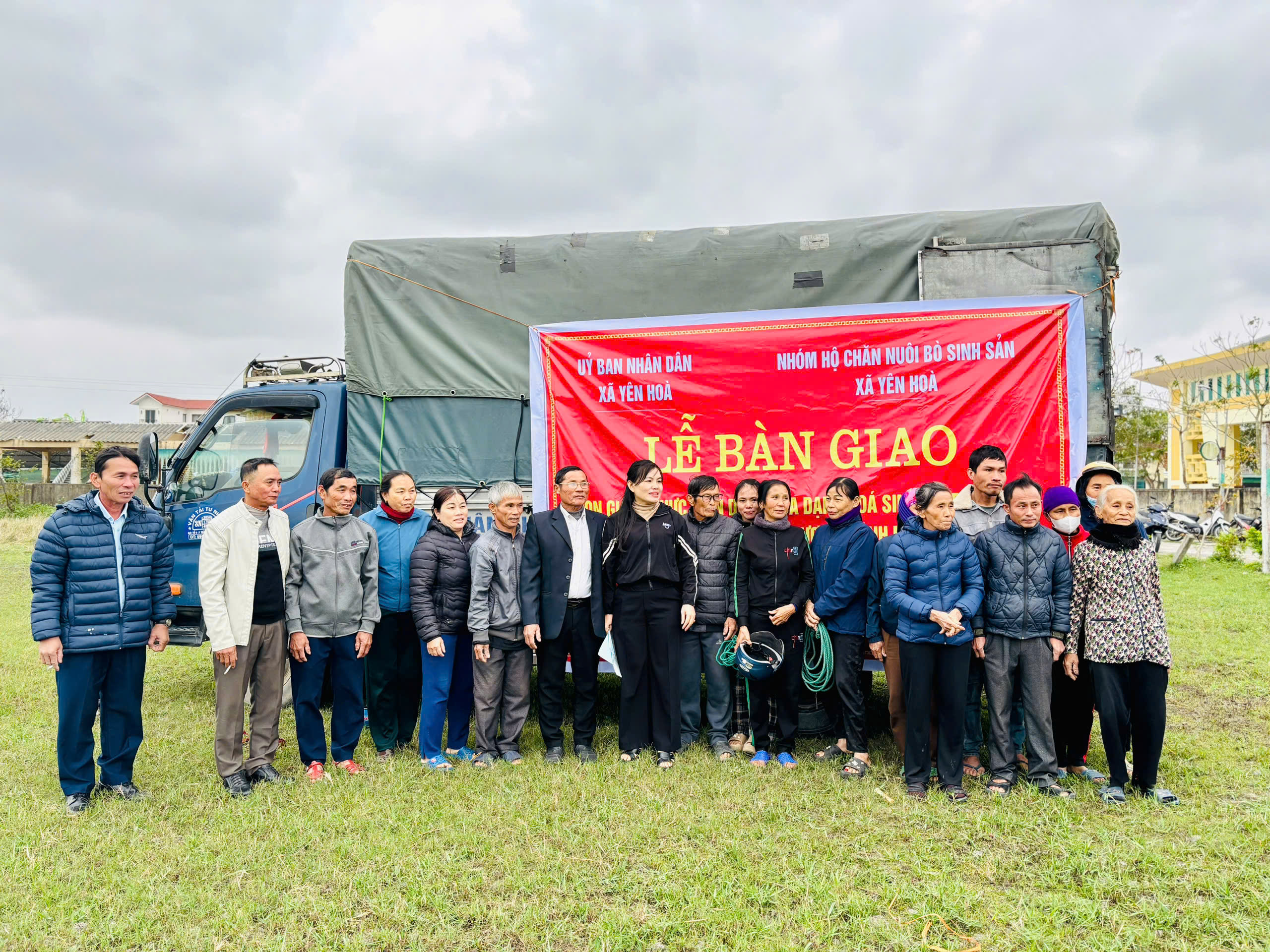 Xã Yên Hòa trao "mô hình sinh kế chăn nuôi bò" cho các hộ có hoàn cảnh khó khăn trên địa bàn