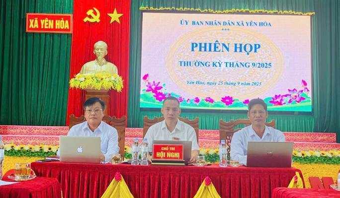 A group of people sitting at a table with laptops

AI-generated content may be incorrect.