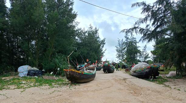 A row of boats on a dirt road

AI-generated content may be incorrect.