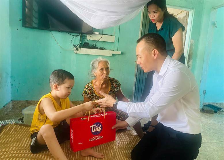 Có thể là hình ảnh về ‎3 người, bệnh viện và ‎văn bản cho biết '‎إم ATALS בעי Tinih ChocoPle‎'‎‎