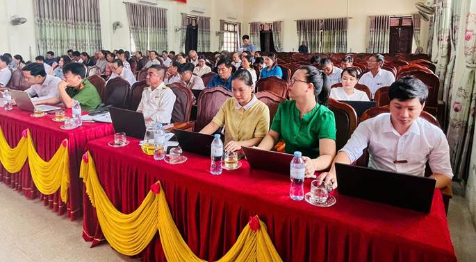 A group of people sitting at tables with laptops

AI-generated content may be incorrect.