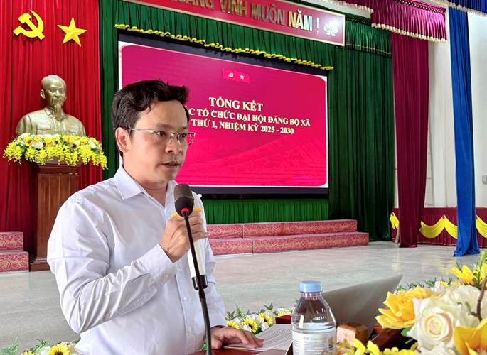 A person speaking into a microphone

AI-generated content may be incorrect.