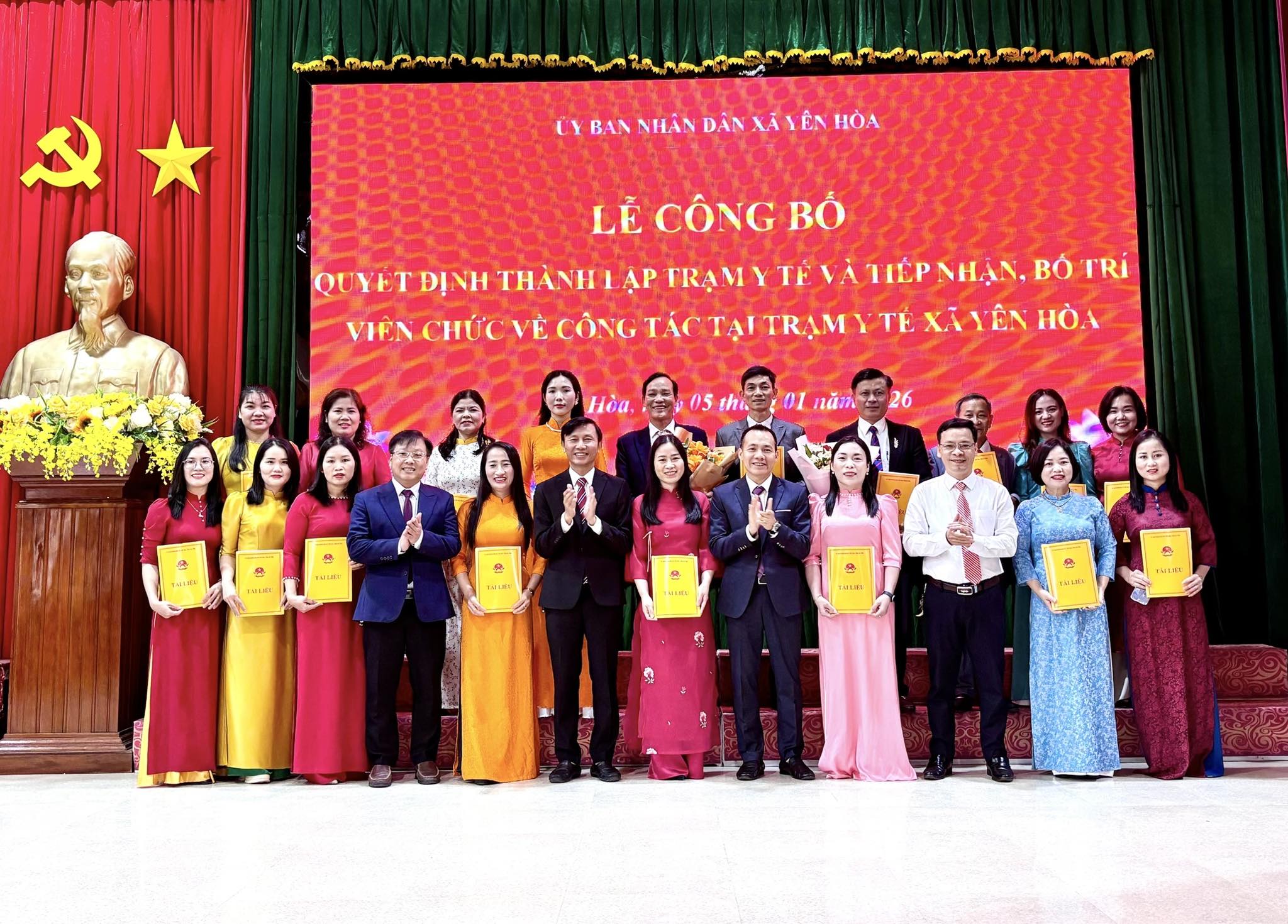 Xã Yên Hòa tổ chức lễ chào cờ đầu tháng và công bố quyết định thành lập Trạm Y tế xã