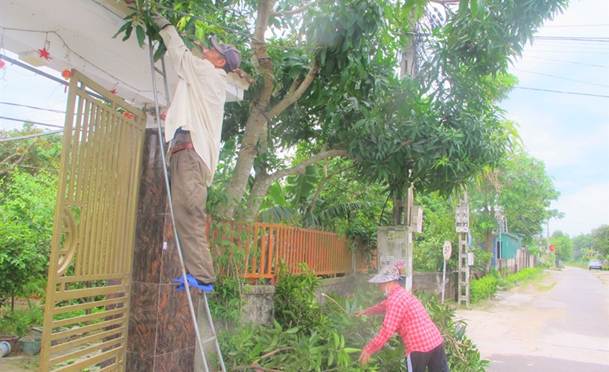 Người dân ven biển Hà Tĩnh khẩn trương chuẩn bị các biện pháp ứng phó bão số 5