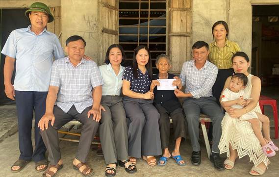 A group of people posing for a photo

AI-generated content may be incorrect.