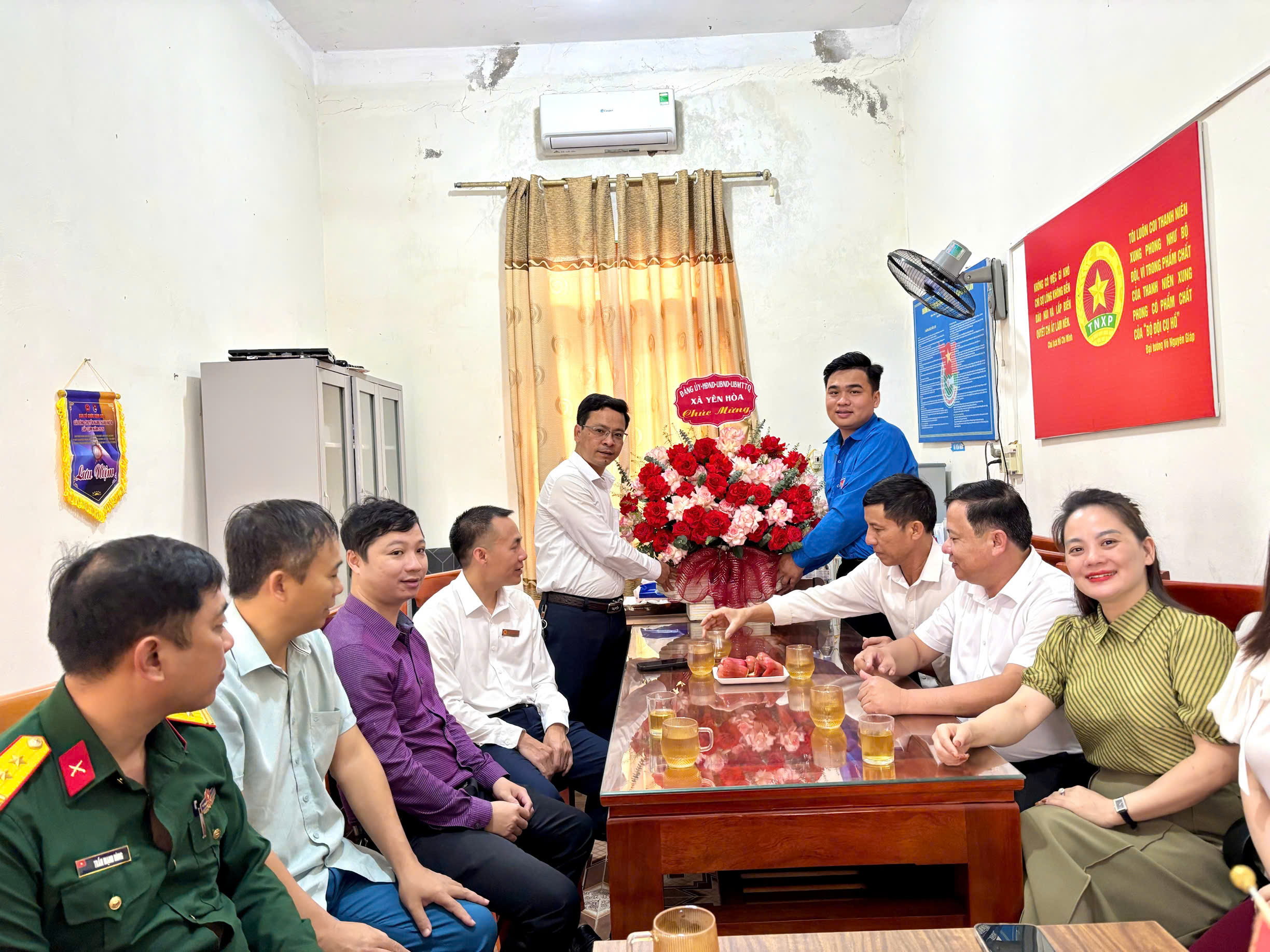 Lãnh đạo xã Yên Hòa chúc mừng ngày thành lập Đoàn thanh niên Cộng sản Hồ Chí Minh