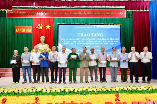 Yên Hòa trao tặng 171 thẻ Bảo hiểm y tế cho hộ gia đình khó khăn và người cao tuổi 