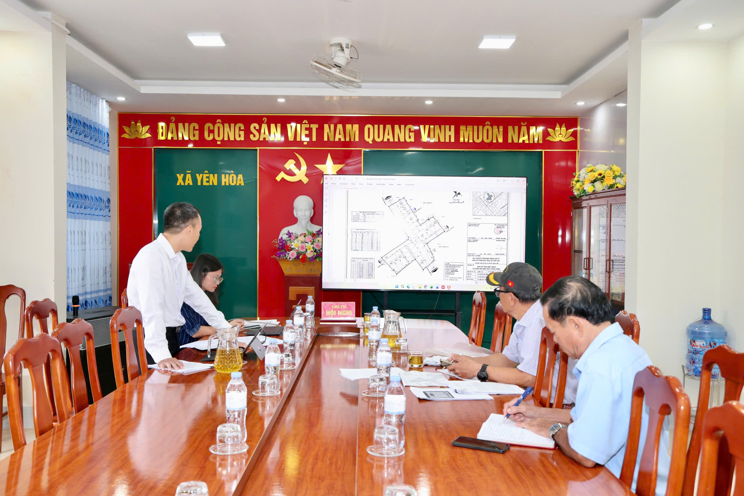 UBND xã Yên Hòa làm việc với đại diện gia đình ông Nguyễn Văn Chức về việc bốc thăm giao đất ở