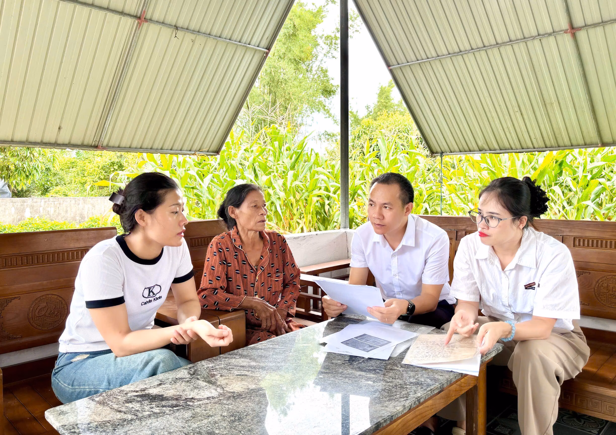 Chủ tịch UBND xã Yên Hoà trực tiếp kiểm tra, giải quyết vướng mắc đất đai cho hộ dân