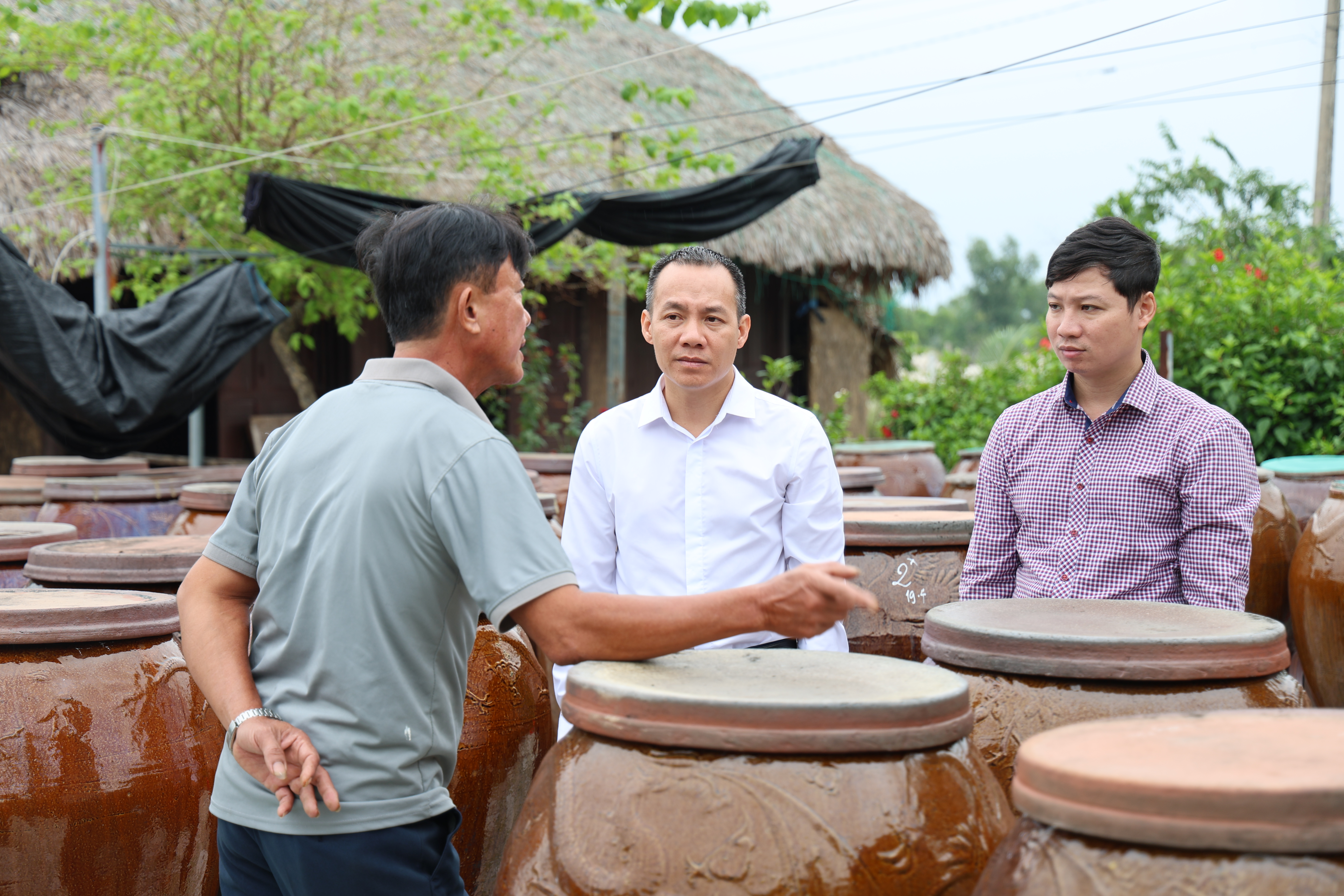 Chủ tịch UBND xã Yên Hòa thăm, động viên hộ kinh doanh nước mắm Hoa Tùng xây dựng sản phẩm OCOP 4 sao